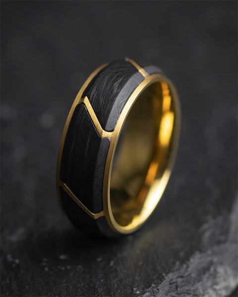 8 mm Gold-Titanring mit Forged Carbon-Finish - Carus Gold